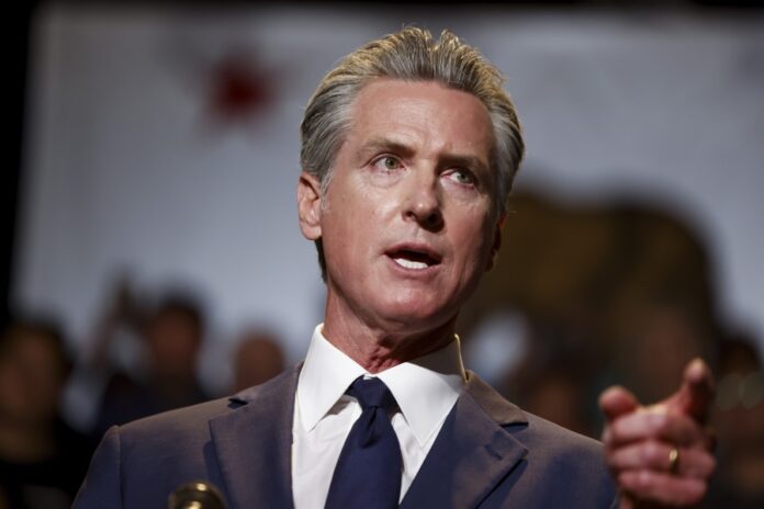 Sondeos en California apuntan a victoria del plan de Newsom para un nuevo mapa electoral