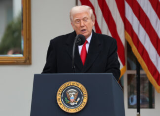 Trump llama «estúpida» a reportera por preguntarle por qué culpa a Biden del tiroteo en DC