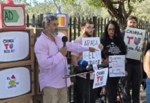 Activistas reclaman a Telemundo y Univision que cesen de emitir publicidad del ICE en EE. UU. ICE