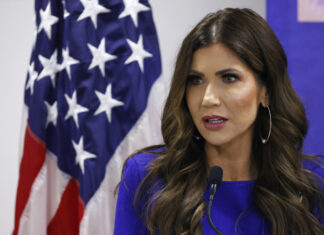 Noem insta a Trump a prohibir viajar a EE. UU. a personas de países que enviaron «invasores» invasores