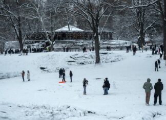 Miles de vuelos cancelados en todo EE.UU. por tormentas invernales en temporada Navideña