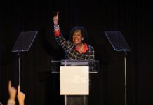 “¡Ni una vivienda adosada menos!”: Alcaldesa Parker defiende el plan H.O.M.E. tras votación en el Concejo