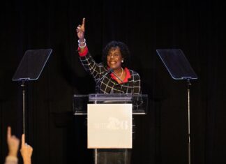 “¡Ni una vivienda adosada menos!”: Alcaldesa Parker defiende el plan H.O.M.E. tras votación en el Concejo