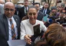 Sheinbaum se reúne con migrantes mexicanos en EE.UU. y pide un buen trato para ellos