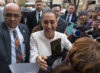 Sheinbaum se reúne con migrantes mexicanos en EE.UU. y pide un buen trato para ellos