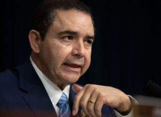 Trump enojado porque legislador demócrata que indultó no se cambió de partido demócrata