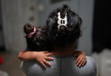 El gobierno de Trump separa a miles de familias migrantes en EE. UU. familias