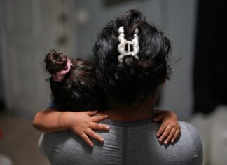 El gobierno de Trump separa a miles de familias migrantes en EE. UU. familias