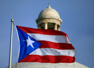 Gobernadora de Puerto Rico firma ley que, según críticos, restringirá acceso a información pública