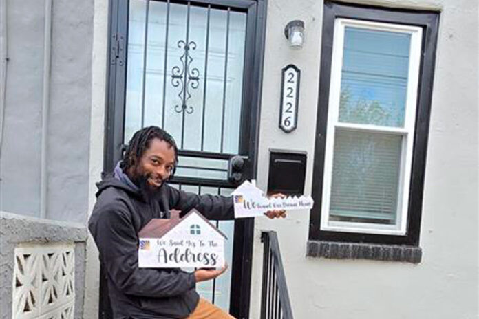 Adontis-Reaves,-a-father-who-overcame-homelessness-and-rebuilt-his-home-in-Philadelphia-2
