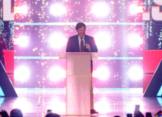 Chocan conservadores en conferencia de Turning Point USA sobre la dirección del movimiento MAGA