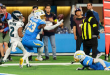 Con cinco goles de campo de Dicker y cuatro intercepciones a Hurts, Chargers ganan 22-19 a Eagles