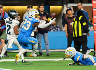 Con cinco goles de campo de Dicker y cuatro intercepciones a Hurts, Chargers ganan 22-19 a Eagles