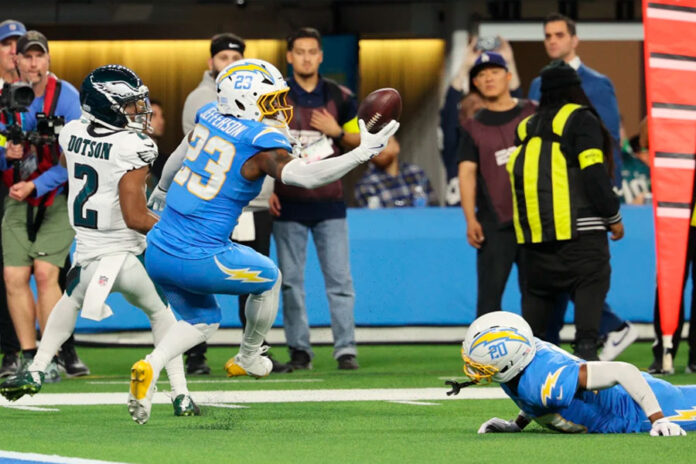 Con-cinco-goles-de-campo-de-Dicker-y-cuatro-intercepciones-a-Hurts,-Chargers-ganan-22-19-a-Eagles