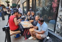 El 39 % de los latinos en EE. UU. se saltan comidas por falta de recursos, según un sondeo