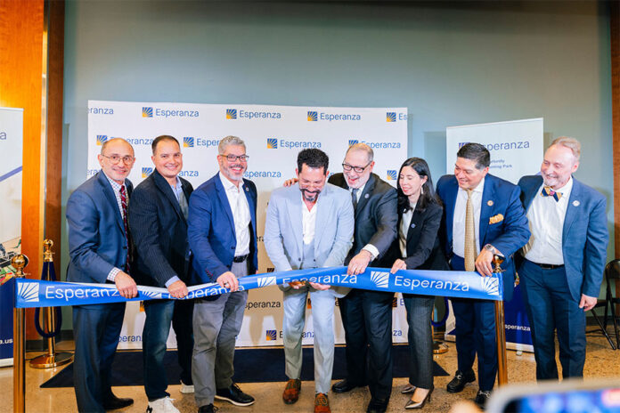 Emotiva-presentación-de-Orlando-Quevedo-en-Galería-Esperanza-15