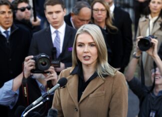 Madre del sobrino de la portavoz de la Casa Blanca podrá pelear su deportación en libertad