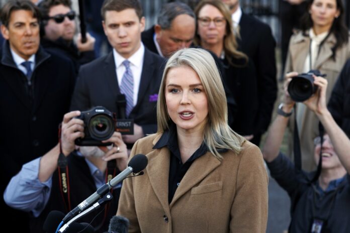 Madre del sobrino de la portavoz de la Casa Blanca podrá pelear su deportación en libertad