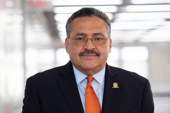 Mike-Nieves-liderazgo-visionario-en-medios-y-compromiso-con-la-comunidad-latina