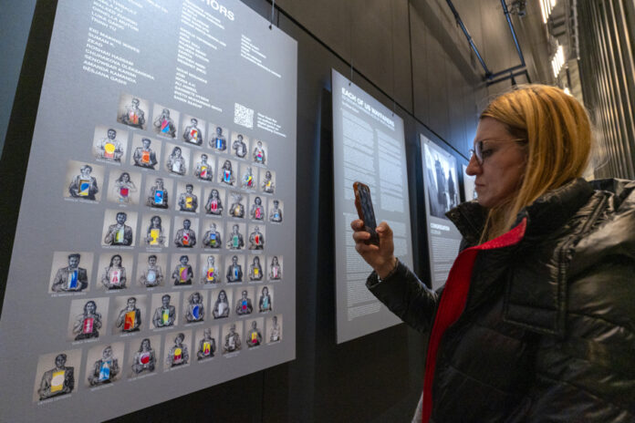 Una escultura multimedia acerca a Nueva York las historias y aportes de los refugiados