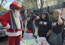 Activistas honran el Día del Migrante con una vigilia frente a centro de ICE en Florida Migrante