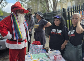 Activistas honran el Día del Migrante con una vigilia frente a centro de ICE en Florida Migrante