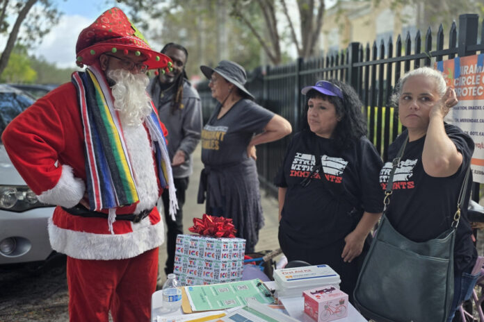 Activistas honran el Día del Migrante con una vigilia frente a centro de ICE en Florida Migrante