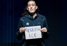 La estrella del baloncesto Breanna Stewart protesta con un letrero contra ICE en Miami Breanna