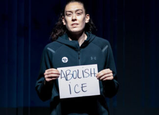 La estrella del baloncesto Breanna Stewart protesta con un letrero contra ICE en Miami Breanna