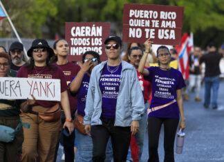 Cientos de puertorriqueños protestan contra la operación militar de EE. UU. en Venezuela puertorriqueños