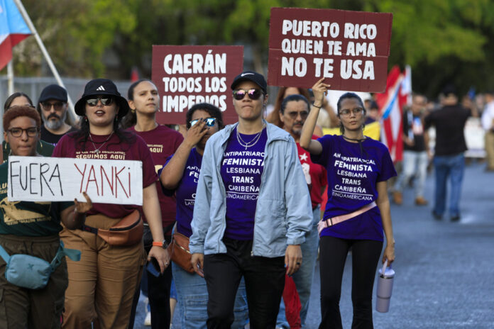Cientos de puertorriqueños protestan contra la operación militar de EE.UU. en Venezuela puertorriqueños