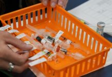 Médicos: cambios en recomendaciones sobre vacunas en EE. UU. confunden a padres y perjudicarían a niños vacunas