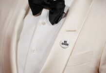 Celebridades lucen prendedores contra ICE en la alfombra roja de los Globos de Oro ICE