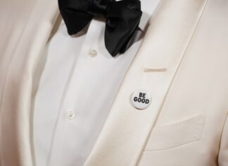 Celebridades lucen prendedores contra ICE en la alfombra roja de los Globos de Oro ICE