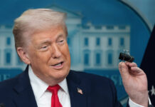 Trump resume su primer año en el Gobierno con comentarios dispersos, imitaciones y arrojando papeles