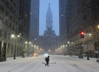 Severa tormenta invernal deja 1 millón de clientes sin electricidad en el sur de EE. UU.
