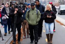 Asaltantes del Capitolio se congregan en el quinto aniversario de los disturbios