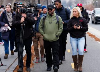 Asaltantes del Capitolio se congregan en el quinto aniversario de los disturbios