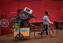 España otorgará estatus legal a miles de inmigrantes sin permiso de residencia