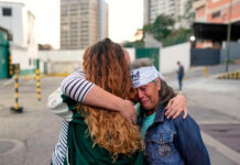 Familiares de presos en Venezuela esperan con angustia las liberaciones prometidas