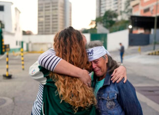 Familiares de presos en Venezuela esperan con angustia las liberaciones prometidas