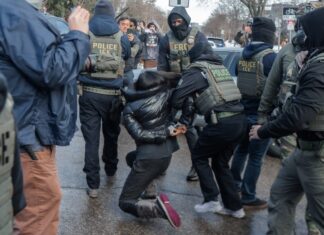 El arresto de latinos sin récord criminal en EE. UU. se sextuplicó con Trump, revela informe