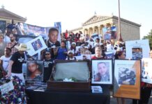 El tiempo pasa, el dolor no: Once años después del disparo mortal, una madre aún llora a su hijo