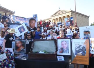 El tiempo pasa, el dolor no: Once años después del disparo mortal, una madre aún llora a su hijo