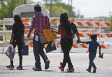 Jueza impide a EE. UU. acabar con el programa de reunificación familiar de migrantes