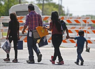 Jueza impide a EE. UU. acabar con el programa de reunificación familiar de migrantes