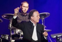 Julio Iglesias publica mensajes privados de sus empleadas para defender su inocencia