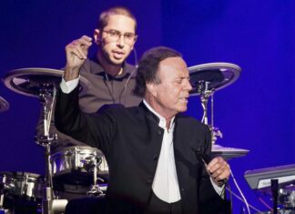 Julio Iglesias publica mensajes privados de sus empleadas para defender su inocencia Julio Iglesias