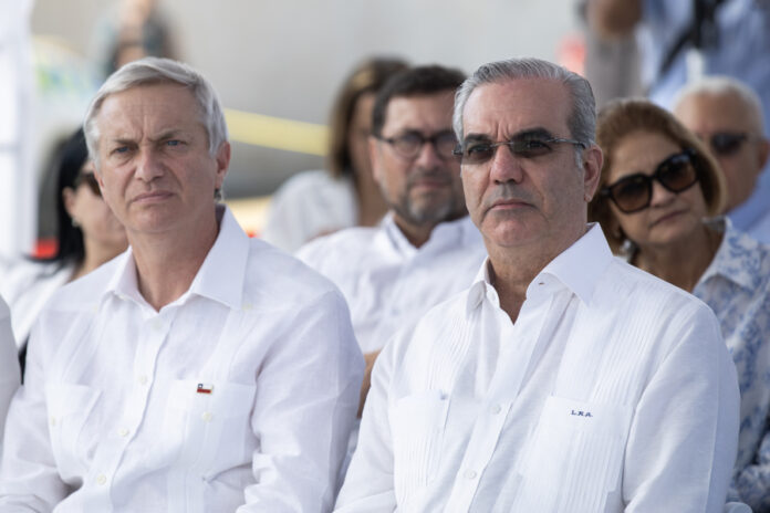 Kast recorre el muro que construye República Dominicana en la frontera con Haití