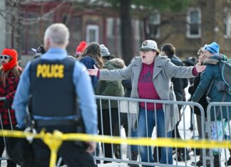 Crece la indignación contra ICE por una estadounidense abatida por agentes en Mineápolis